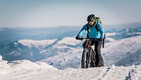 Pokořte nejvyšší cyklobod ve střední Evropě i v zimě. Půjčte si horský fat e-bike a vyvezte se po sněhu až na vrchol Kráľovy hole! (© OOCR Region Horehroní)