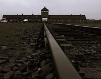 Auschwitz2: "slavná" brána a koleje