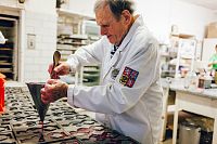 Adolf Zeman při výrobě agarových čertů