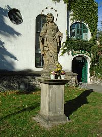 Socha Panny Marie Karlovské v Pardubicích