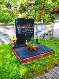 Pomník obětem tragických událostí při výrobě trhavin a střelivin v Semtíně na hřbitově v Hrádku