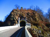 Část kopce s tunelem a se zříceninou Vildštejn (Seč)