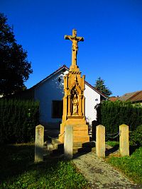 Kamenný kříž se zvoničkou ve Vlčkovicích