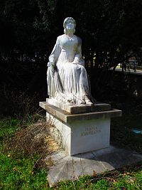 Pomník Hany Kvapilové v zahradě Kinských v Praze