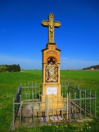 Kamenný kříž při cestě k mostu přes Labe u Vysoké nad Labem