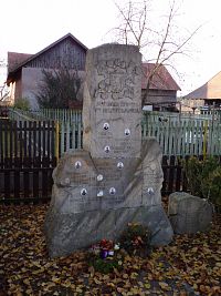 Pomník padlým (Hrachoviště)