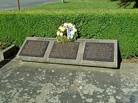 Část pamětních desek u památníku osvobození (Jaroměř)
