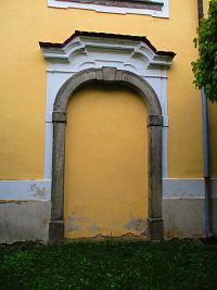Zazděný vedlejší vchod do kostela sv. Víta (Bojanov)