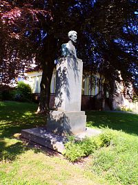 Pomník Karla Václava Raise v Lázních Bělohradě