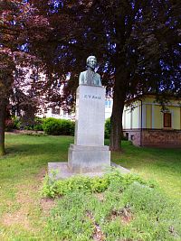 Pomník K. V. Raise (Lázně Bělohrad)