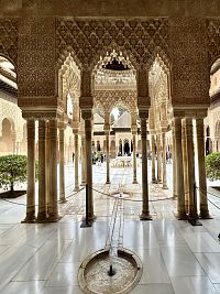 Granada, sloupoví na Lvím nádvoří Nasridských paláců, nejzdobnější část Alhambry