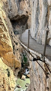 Caminito del Rey (Královská stezka), tříkilometrová lávka nalepena na skalní stěnu levitující vysoko nad hladinou