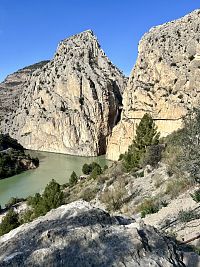 Caminito del Rey (Královská stezka), výhled na vodní nádrž a skalní soutězku