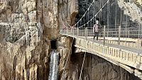 Visutý most a vodopád na Caminito del Rey (Královská stezka)