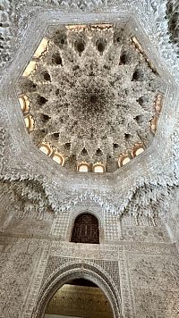 Neuvěřitelně zdobné sádrové stropy v Nasridských palácích v Alhambře, v Granadě