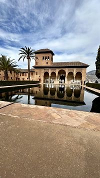Generalife, méně zdobné, stinné letní sídlo sultána se zahradami, fontánami a vodními kanály, v Alhambře, v Granadě