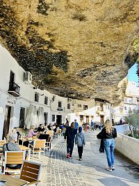 Ulice Calle Cuevas del Sol  pod několikametrovým mohutným skalním převisem v Setenil de las Bodegas