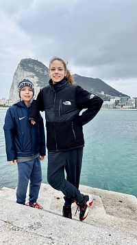 Děti a Gibraltar v pozadí