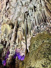 Jeskyně sv. Michala se světelnou show na Gibraltaru