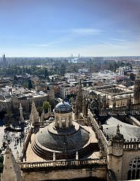 Výhled z věže Giralda na kupoli sevillské katedrály a město Sevilla