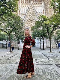 V šatičkách ala flamengo na nádvoří sevillské katedrály