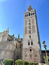 Věž Giralda sevillské katedrály je vysoká 107 metrů