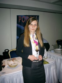 Koordinátorka Asociace makedonských vín,  Elena Miloshevska, na Mezinárodní přehlídce vín IWSP 2014 v pražském interhotelu Hilton