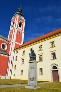 Pomník básníka Antonína Sovy před budovou zámku