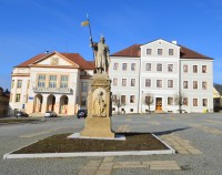 Socha sv. Václava s radnicí a základní školou na náměstí Svobody