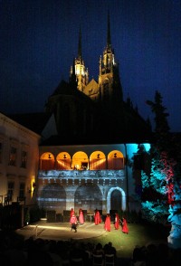 I letos budou letní večery v Biskupském dvoře věnovány divadelním představením. Foto: Jan Cága, MZM.