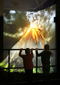 Zážitkové prvky výstavy Vulkány – tepny Země zaujmou návštěvníky všech věkových kategorií. Foto: Jan Cága, MZM.