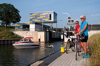 Cyklisté u zdymadla©Tourismusverband Lausitzer Seenland, Nada Quenzel