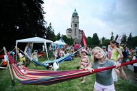 Desítky hudebních skupin, cirkusů a pohybových divadel míří do Rodinné zóny festivalu Mezi ploty