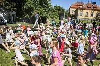 Konec května jedině v Bohnicích. Na festival Mezi ploty míří divadla, loutky a muzikanti, kteří okouzlí děti i rodiče