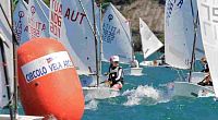 Vítr v plachtách pro vodní sporty na jezeře Garda Trentino