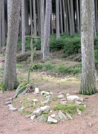 Symbolický hrob na místě činu, archív JUDr. Filip Plašil