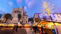 Zima a vánoční trhy u jezera Garda v Trentinu