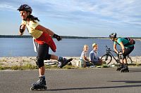 Stezka kolem jezera pro cyklisty i bruslaře © Tourismusverband Lausitzer Seenland / Nada Quenzel