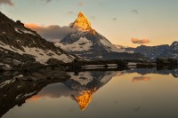 Pohled na Matterhorn, nejkrásnější horu Evropy, nedaleko od Zermattu (zdroj: ricardoadelaide, VisualHunt.com)