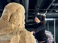 Scénografka a sochařka paní Michela Ciappini v procesu tvorby Gejši pro Zázraky jara
