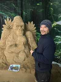 Sochař pan Kašpar vytváří sochu gorily v rámci výstavy