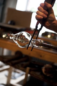 Glasmacherhand-klein; Museum und Glasstudio Baruther Glashuette