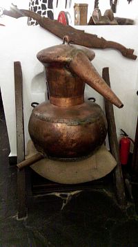 Historická část vinařství Casa de Cesilia - přístroj na pálení alkoholu