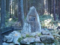 pomník v lese po cestě k Milovskému rybníku