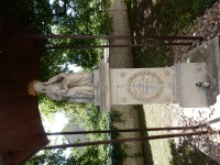 Dolní Bojanovice - pomník u kostela