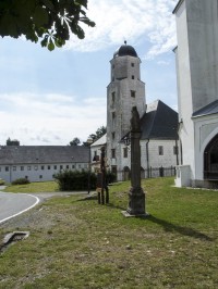 Sloup u závěru kostela