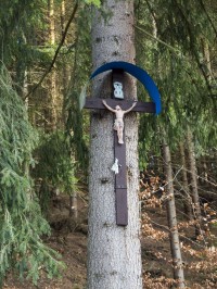 Křížek na kraji lesa