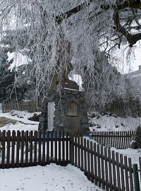 Pomník za záclonou