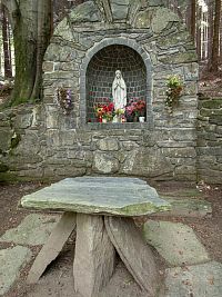 S kamenným oltářním stolem