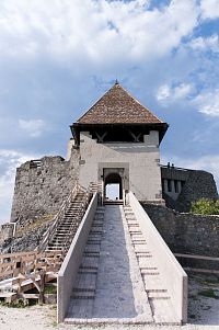 Betonový přístup do horního hradu